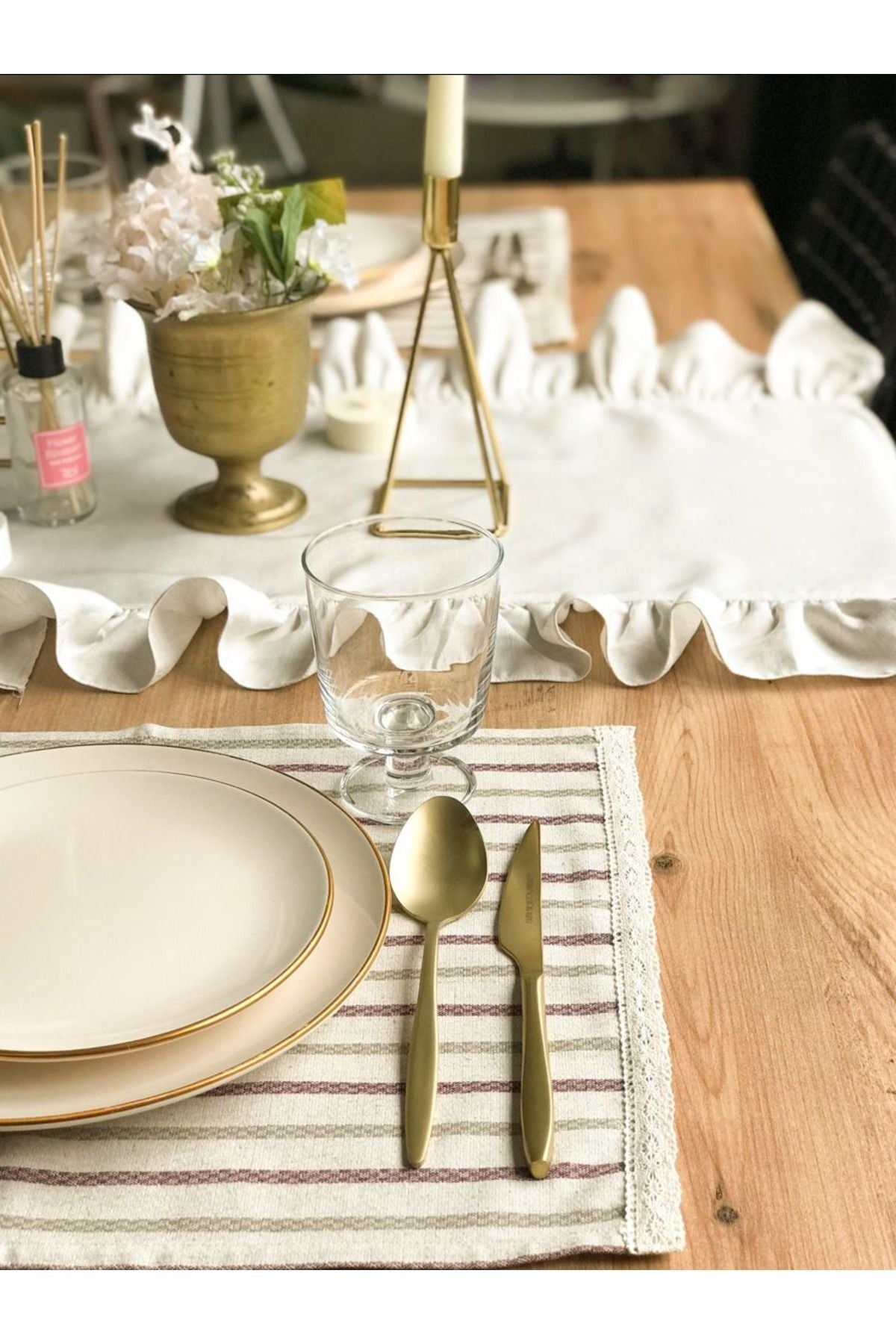 Dertsiz bej runner, leke tutmaz ve su geçirmez özelliği ile sofralarınızı korurken şık bir görünüm sunar. Modern ve minimalist tasarımı sayesinde günlük kullanım ve özel davetler için mükemmel bir seçimdir. Masa örtüsüyle kombinlenebilir ve her dekorasyona uyum sağlar.