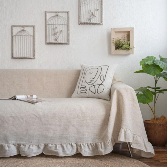 Önden görünüşüyle %100 ham pamuklu keten fırfırlı koltuk örtüsü, vintage tasarımıyla oturma odalarına doğal bir şıklık katıyor. 170x220 cm ölçüsüyle geniş koltuklarla uyumlu