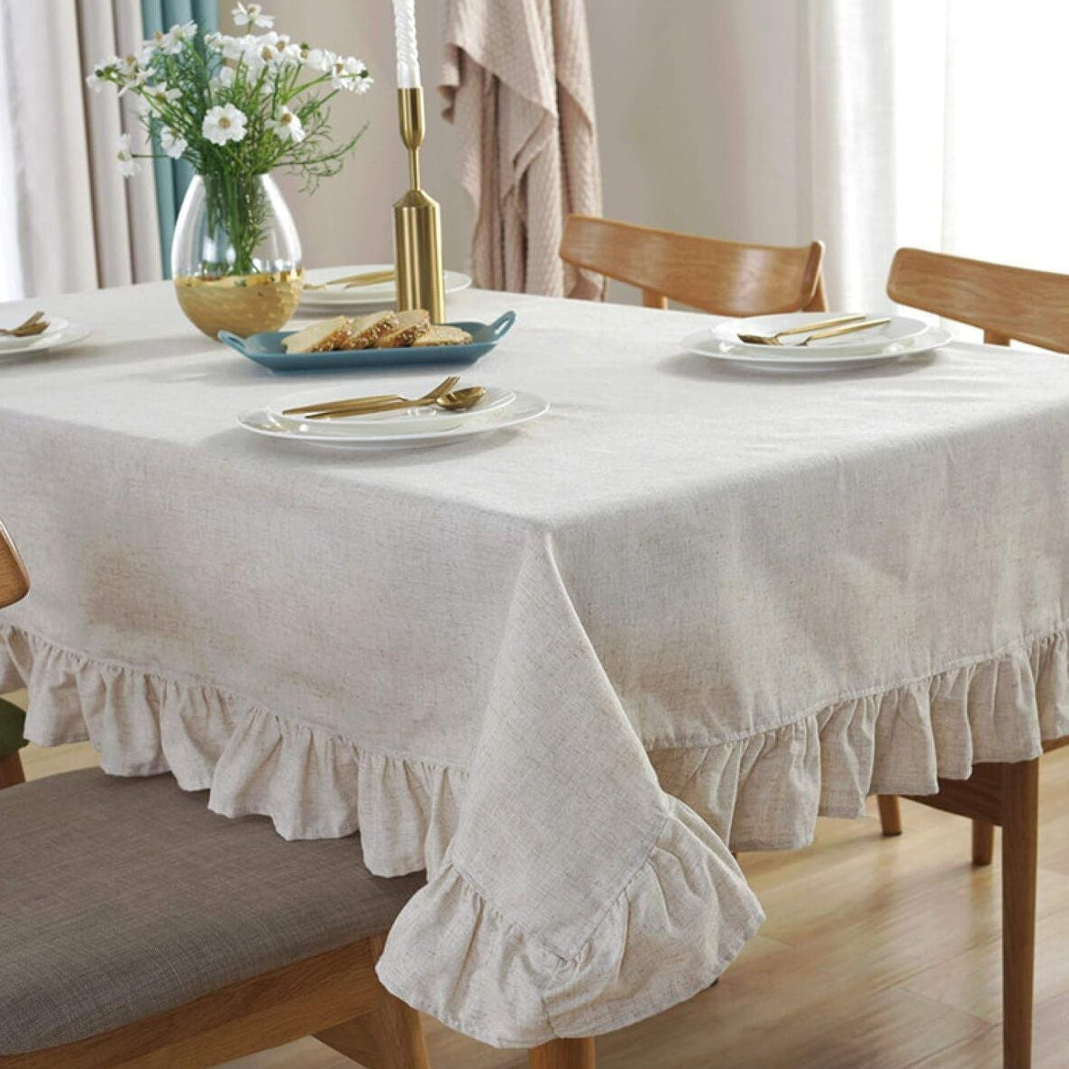 %100 ham pamuklu keten kumaştan üretilmiş fırfırlı masa örtüsü, vintage tarzıyla mutfak ve salon dekorasyonuna şıklık katar. 160x220 cm ölçüsüyle büyük masalar için uygundur.